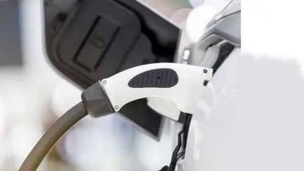 高压快充：挡不住的风口，拿不准的出路