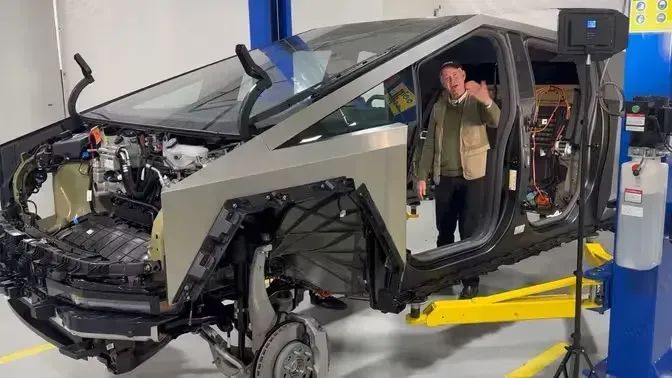 特斯拉 Cybertruck 首拆：后车门装错铰链