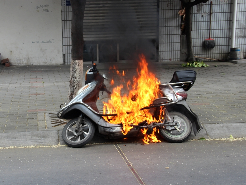 电动自行车起火爆炸事故频发 这六点莫忽视