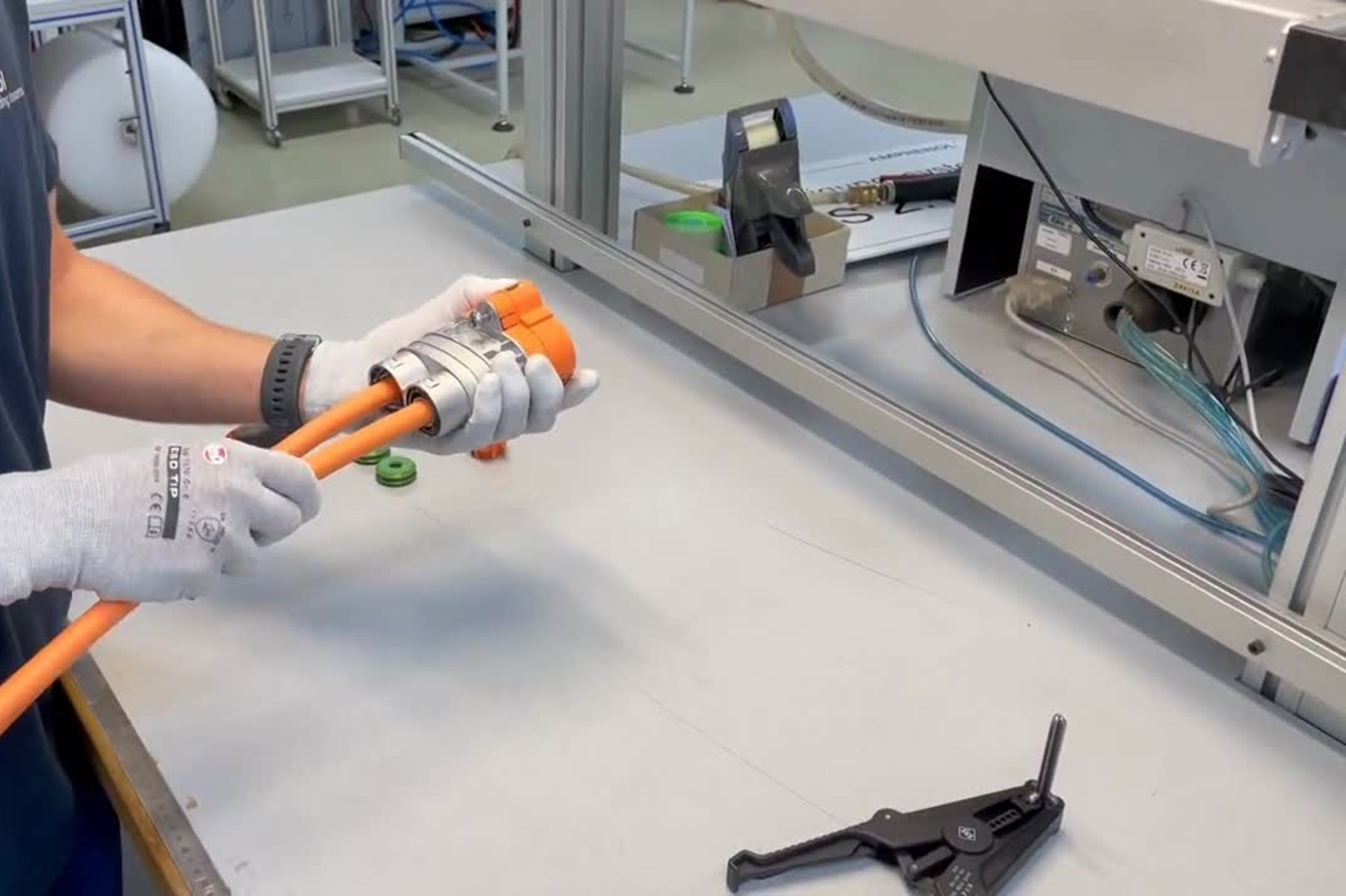 使用Radsok开发Amphenol汽车连接器