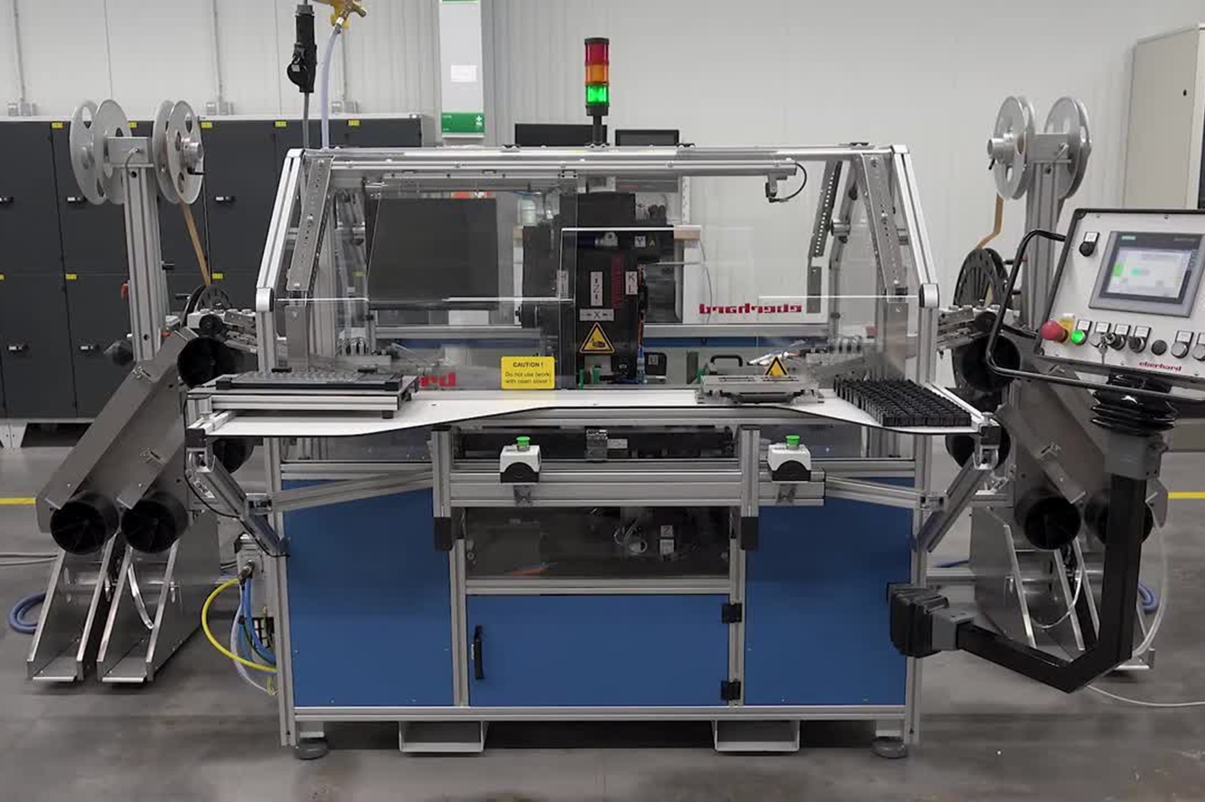 Halbautomatische Bestückung von Steckverbindern_semi-automatic connector pin insertion